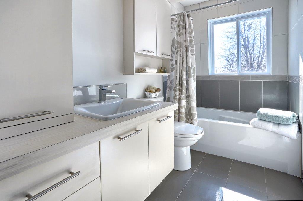 3345 LAVAL L�VESQUE OUEST LOCATION APRES SINISTRE